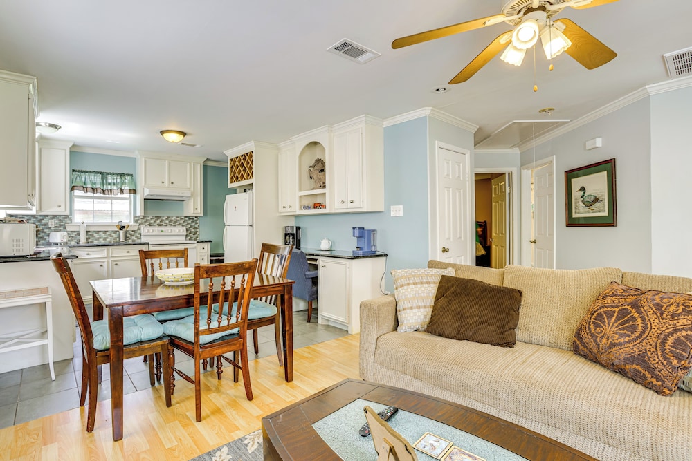 9 Mi to Downtown Houston: Cozy Cottage w/ Patio!