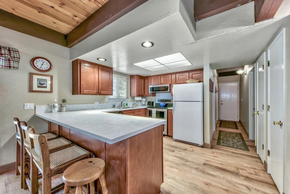 1207s Cabin In The Pines 3 Bedroom Chalet by RedAwning view 4