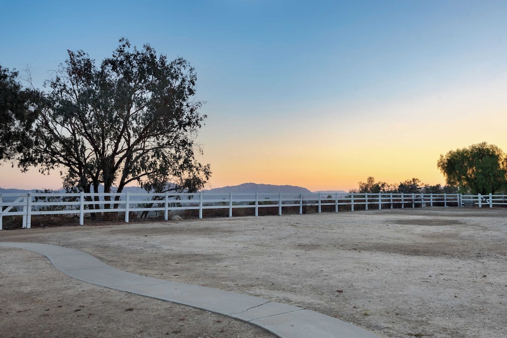 Wine Country Retreat Gorgeous Views, Minutes to Wineries