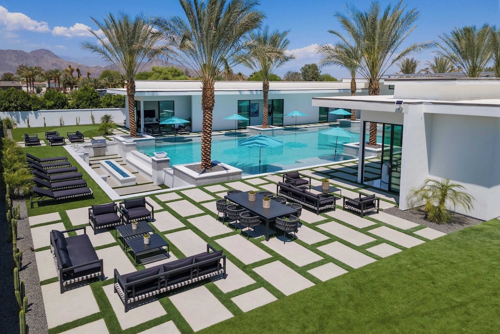 Sleeps 26 Pool, Hot Tub, Pickleball & Putting Green Bravo Villa #12 by Avantstay