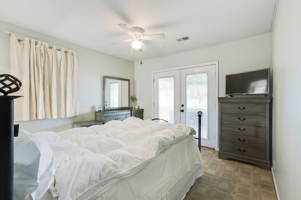 2BR Lakefront Getaway w/ Dock & Boat Launch