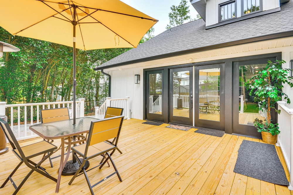 Walk to Uptwn Lexington: Modern Retreat w/ Porch!