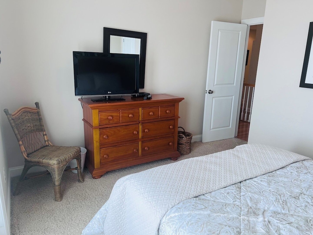 1 Ez Access 4 Bedroom Home by RedAwning