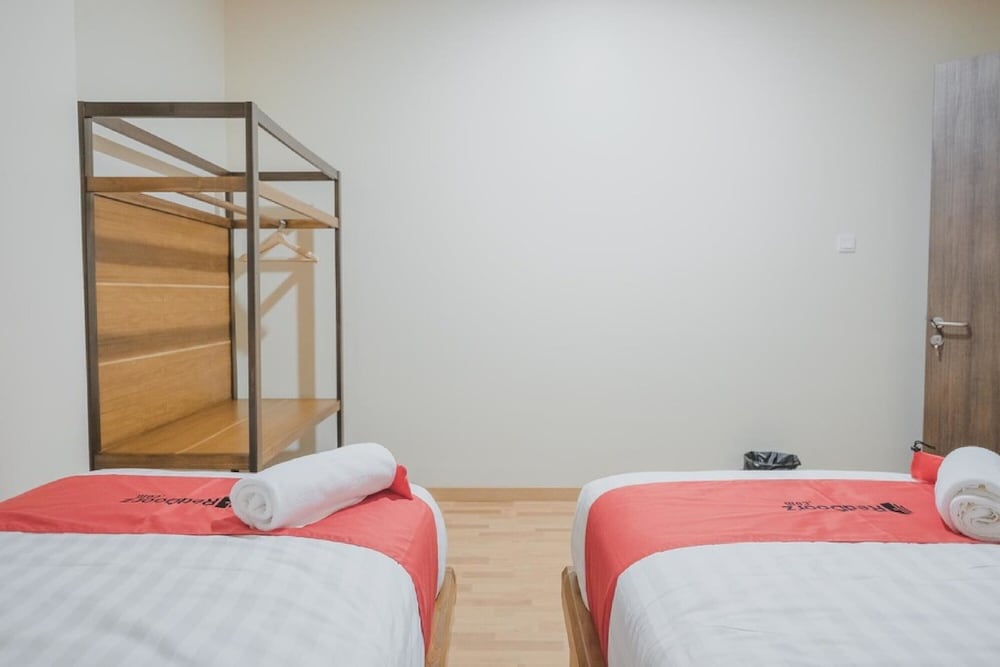 RedDoorz Plus near Soekarno Hatta Airport 2
