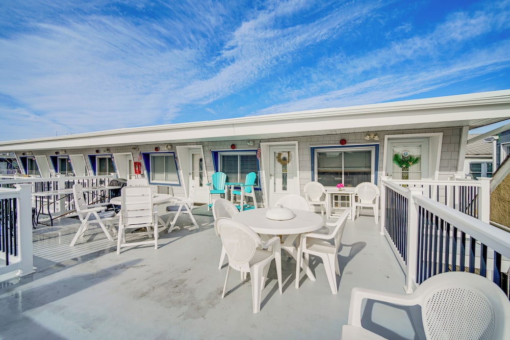 Half-block to Beach & Conventions: Wildwood Studio