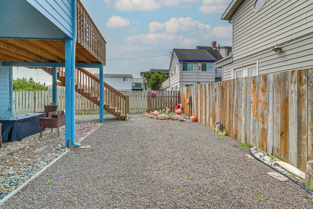 Walk to Beach: Dog-friendly Home in Lincoln City