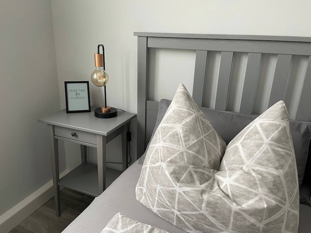 Charming 4-person Apartment in Hoyerswerda City Center