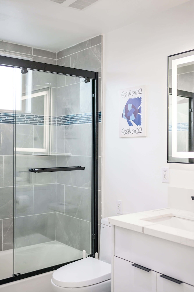 Not Affected by the Fire/modern Spacious Home With Parking & Fully Equipped Kitchen #3