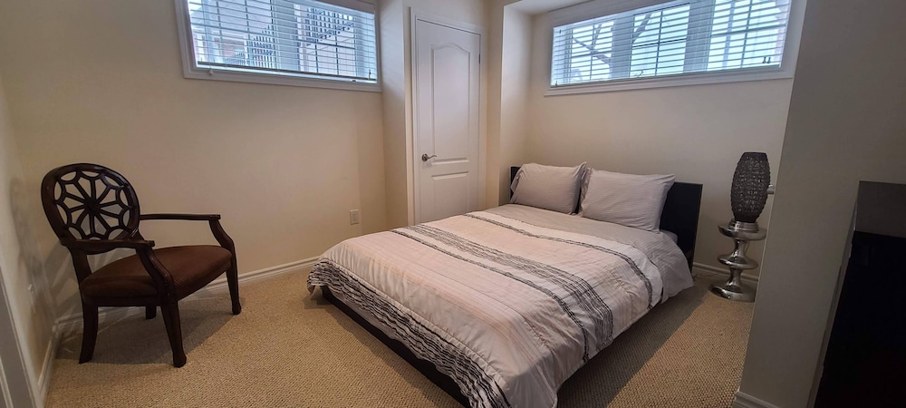 Spacious 2 BR, 3 Beds, Sleeps 6, Kitchen, Laundry view 3