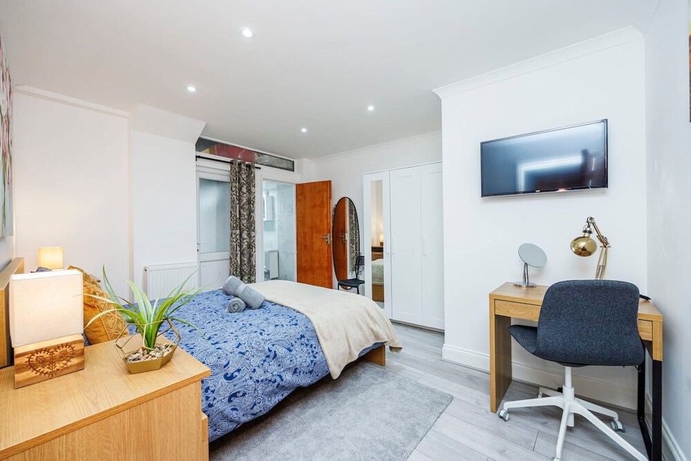 3 Bed 3 Bathroom Flat in Kensington A