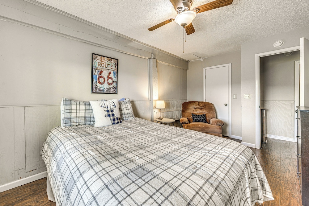 Half-mi to Midtown: Family Retreat w/ Mtn Views!