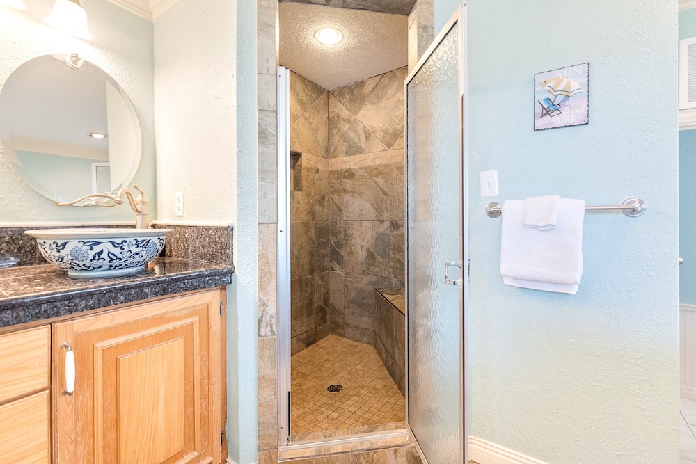 Beach Front Baby Ocean Views, Golf Cart & Pet Friendly!
