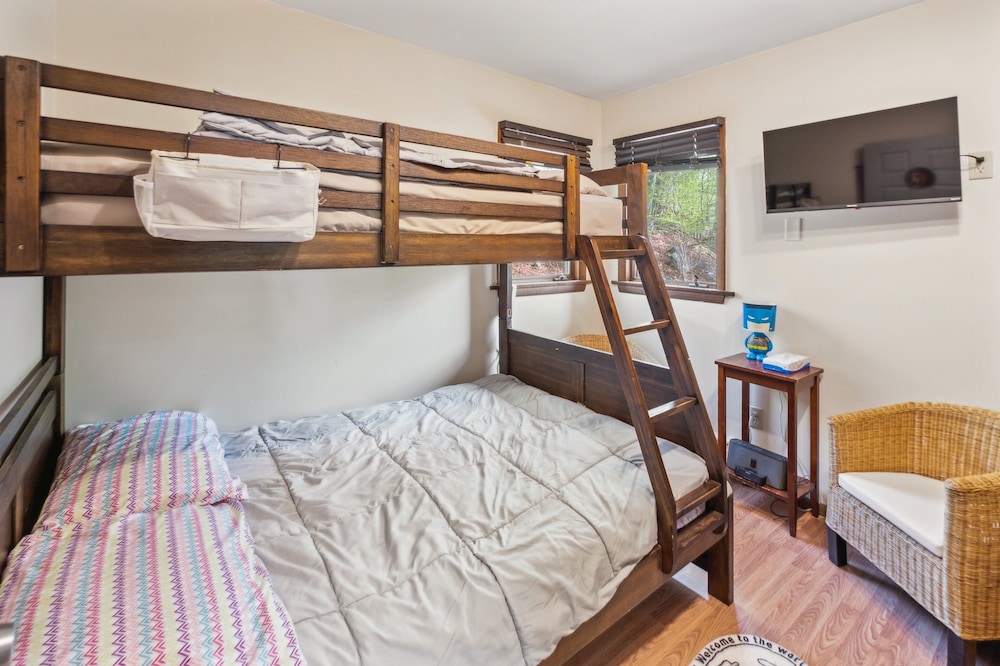 Charming Porter House In The Heart Of The Poconos 4 Bedroom Chalet