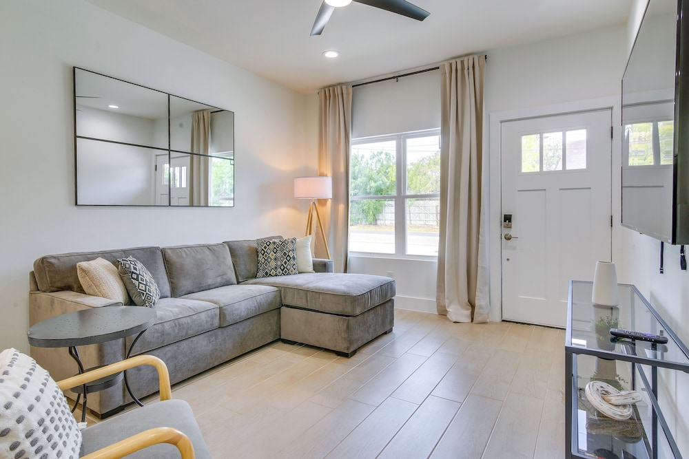 Modern Comfort: Brownsville Home Near Dtwn