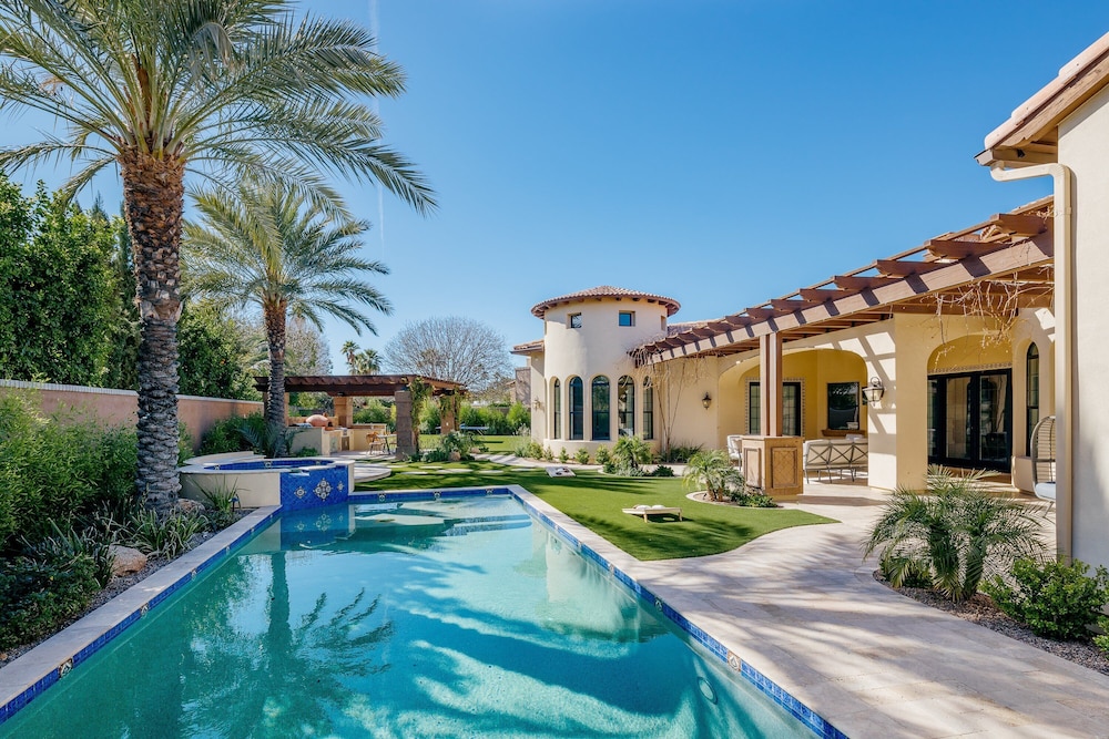 Luxe Poolside Paradise-pool & Spa-vanity Station