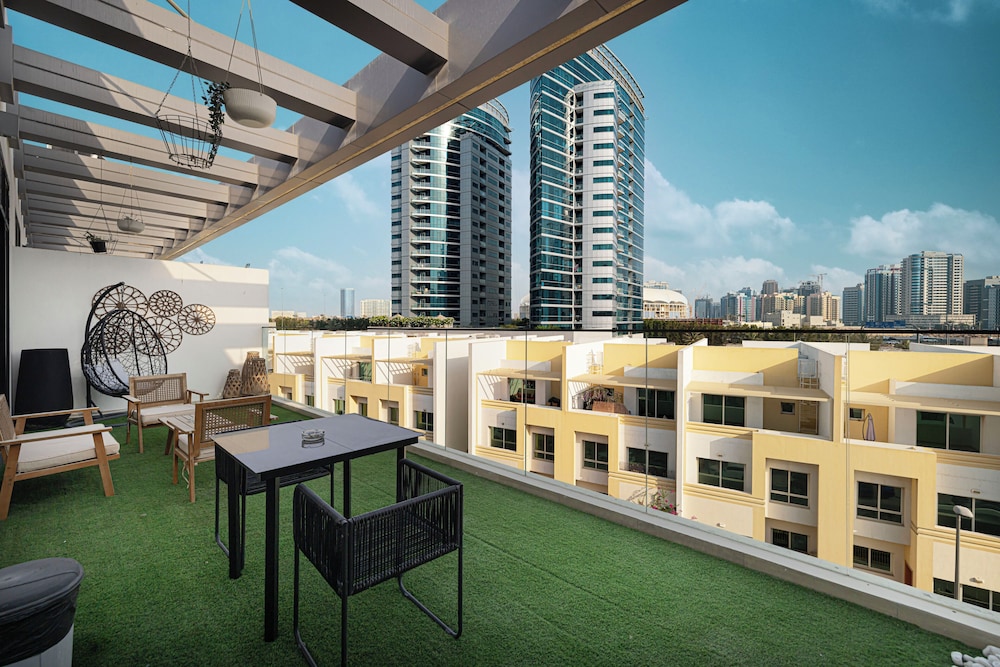 Relaxing & Bright 1BR in JVC