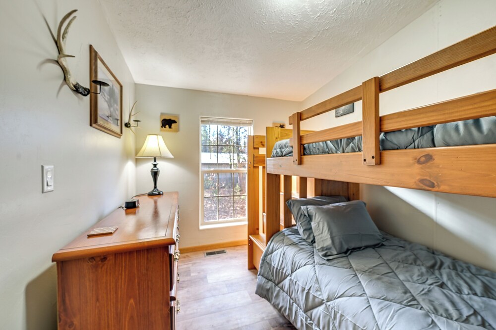 Fire Pit: Family-friendly Cabin in Gillett!