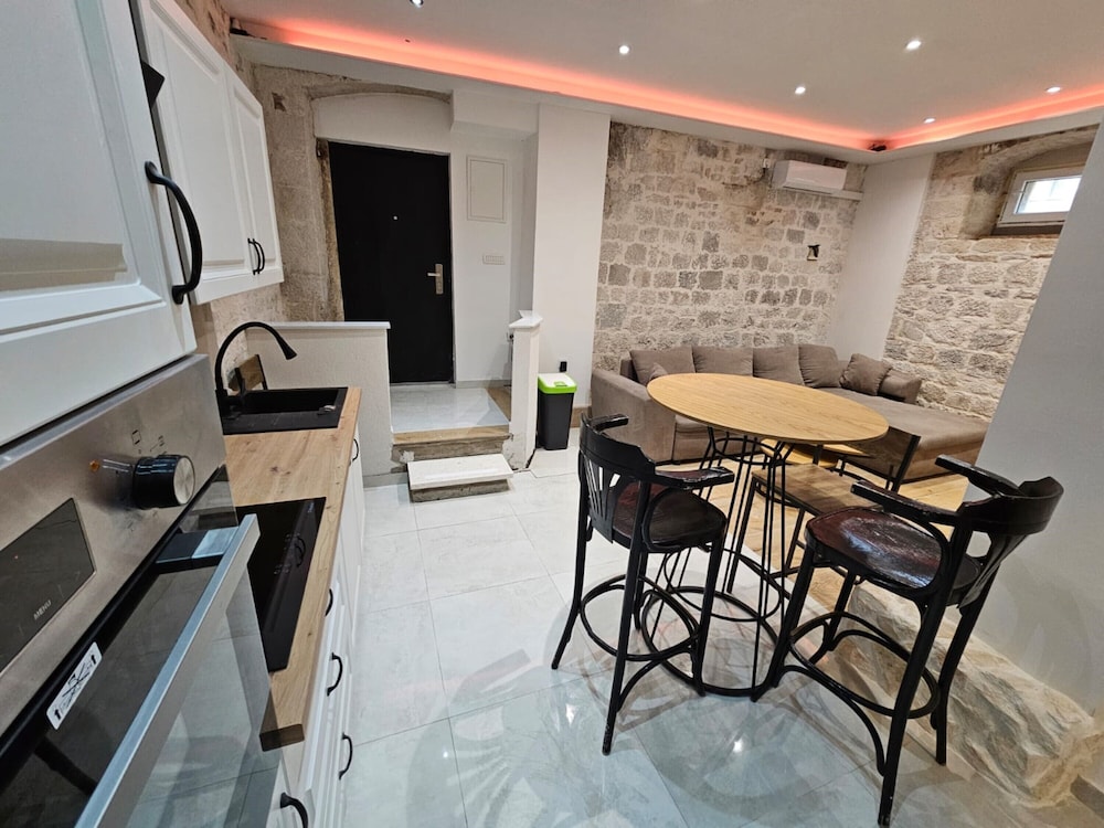 Apartment Antonio, on the Seafront With Garden