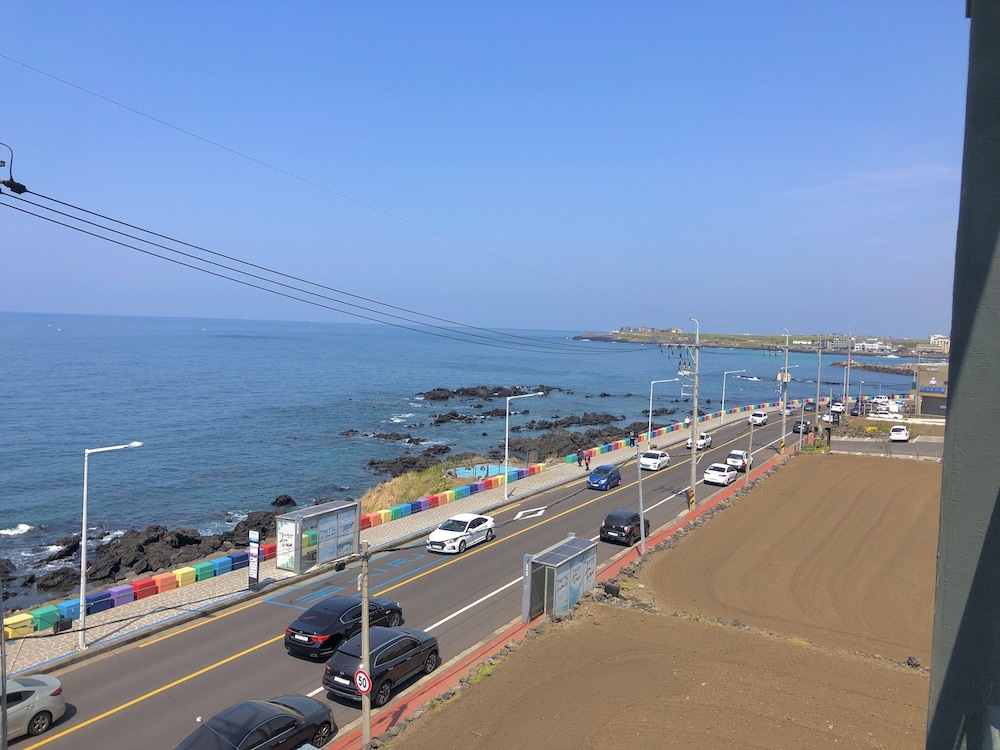 Maniju Pension