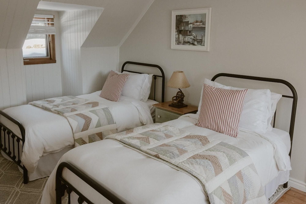 Manoir du Canard - 1800s Authentic Quebecois log Home With Modern Amenities