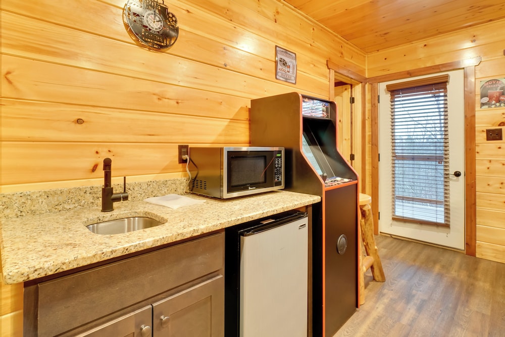 Hot Tub, Game Room & Mtn Views: Sevierville Cabin
