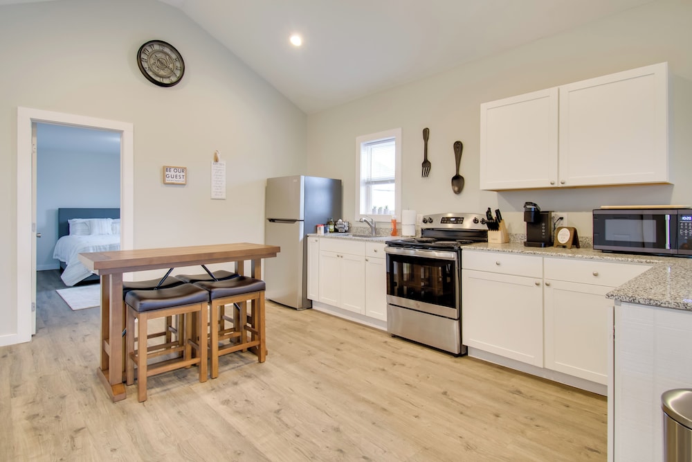 < 1 Mi to Lake Ontario: Oswego Group Retreat