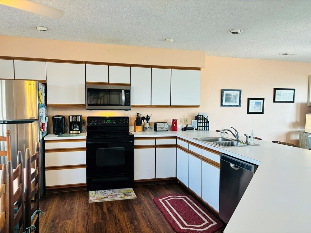 Great Place 5 Bedroom Home by RedAwning