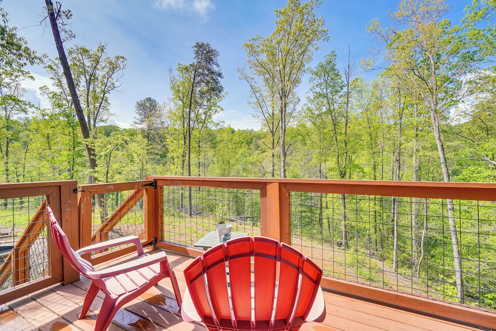 The Sporting Place: 5 Mi to Pigeon Forge Pkwy