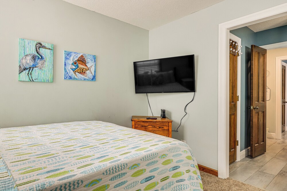 10 Mi to Mobile Bay: Family Apt in Silverhill!