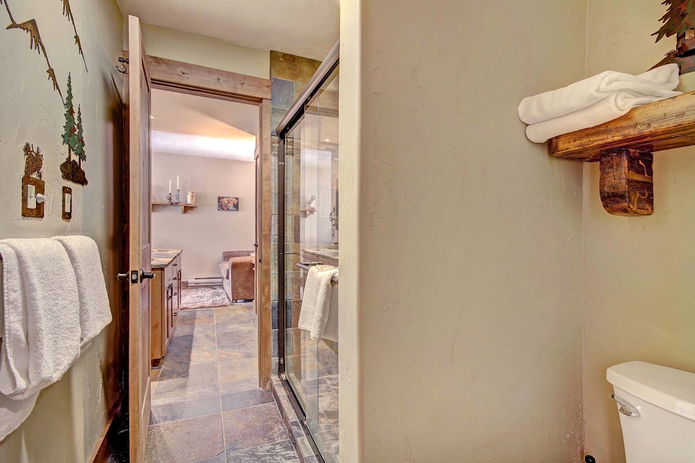 1710 The Willows 1 Bedroom Condo by RedAwning