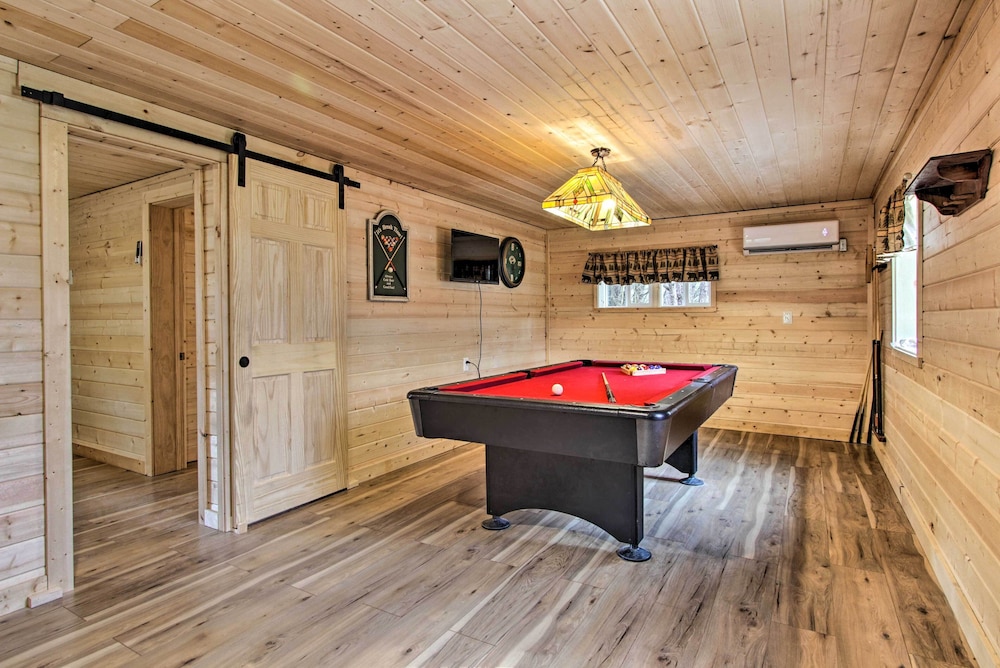 Gatlinburg Cabin: Hot Tub, Deck, Games