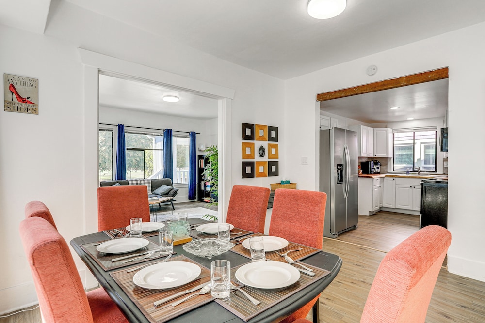 1 Mi to Green Lake: Family-friendly Seattle Home