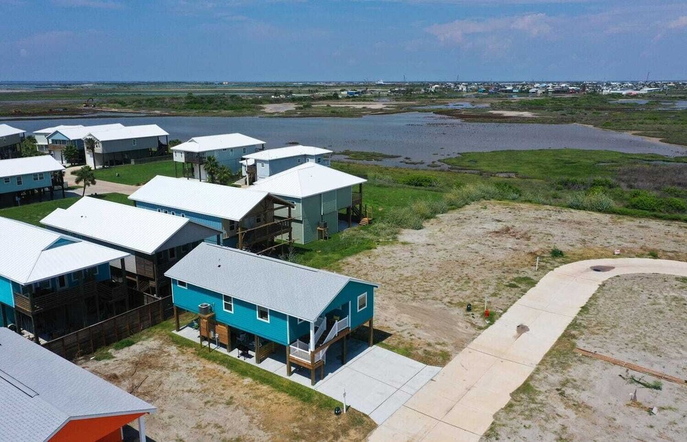 Sleeps 24 2 Homes, Priv Pool, Swing Bar, Patio Lounge Near Nature Preserve