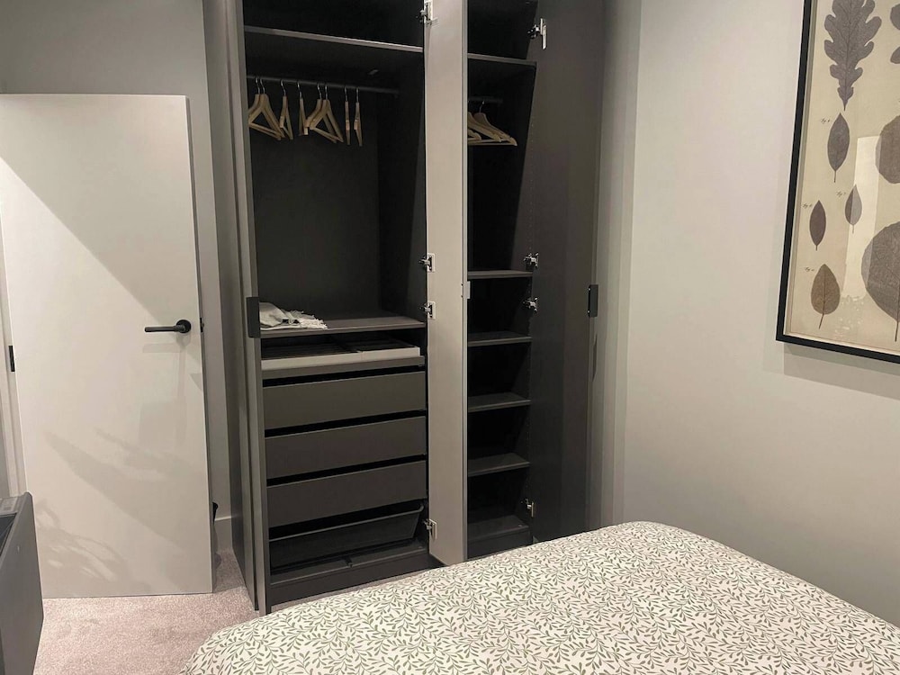 Nw119sg-modernapt-2guests-2br-1minhighstreet