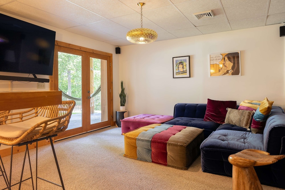 Luxury Private Estate w Pool Near Rhinebeck