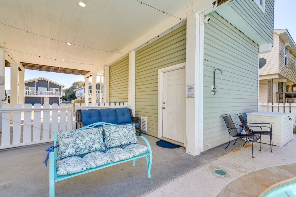 Galveston Getaway: Spacious Home < 1 Mi to Beaches