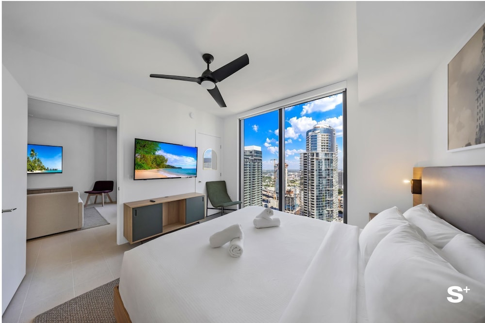 Downtown 1BR Apt with Skyline Views