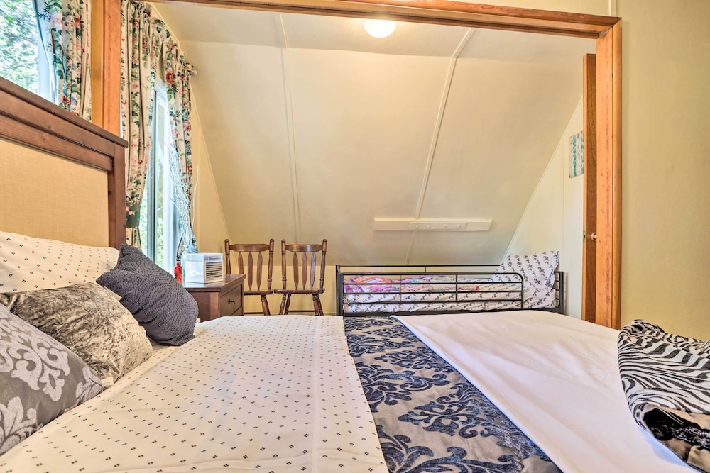 Cozy Crestline Cabin, Close to Lakes, Parks!