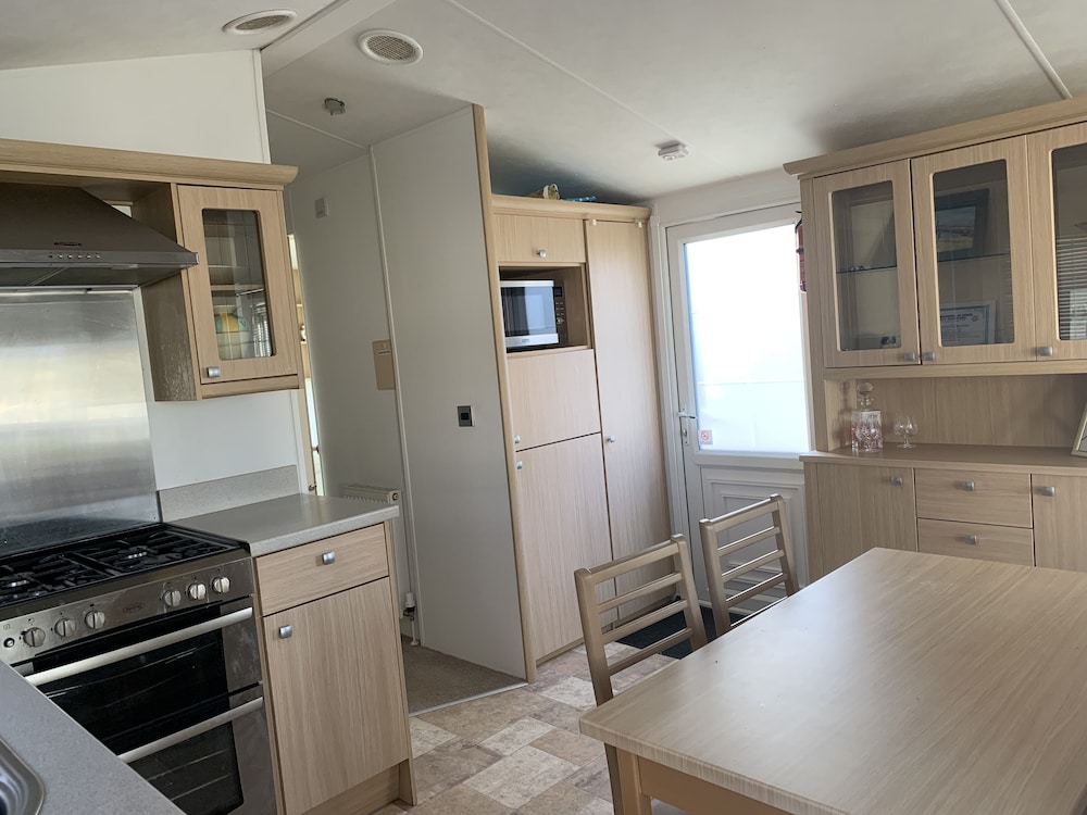 Charming 5-beds Caravan in Beautiful Seton Sands view 4