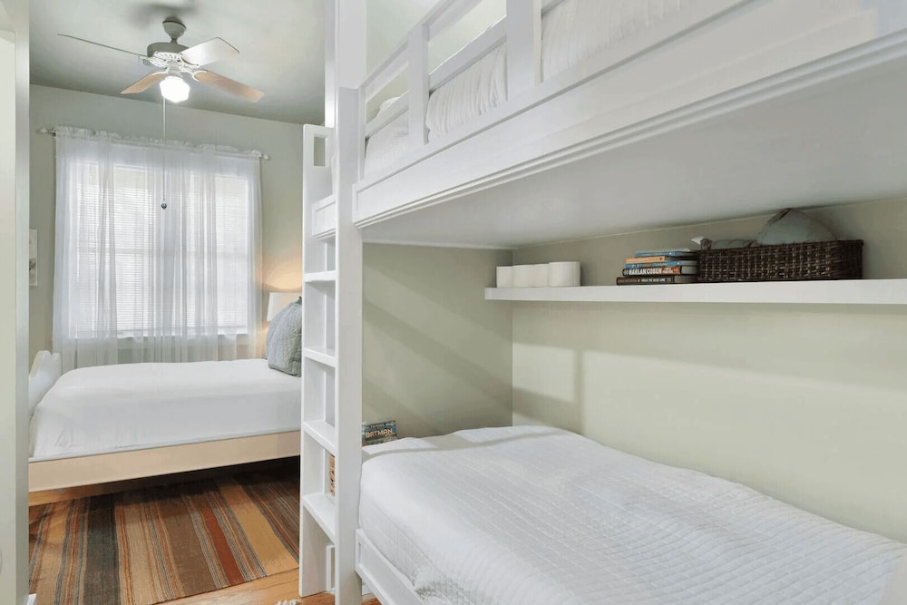 30A Grayt'n Greatful by Avantstay Charming Home+cottage, Walk to Western Lake