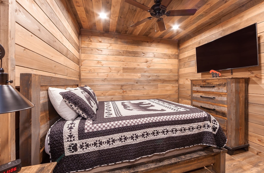 The Gathering Place 3 Bedroom Cabin by RedAwning view 2