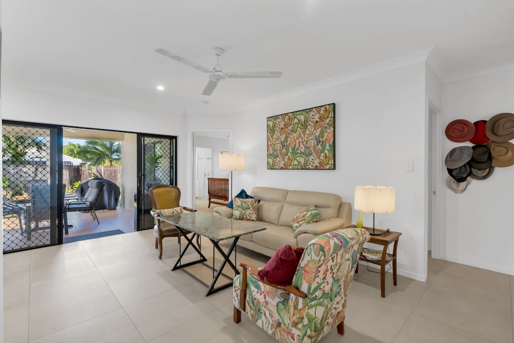 3-bed Family Home With Pool & BBQ by the Beach