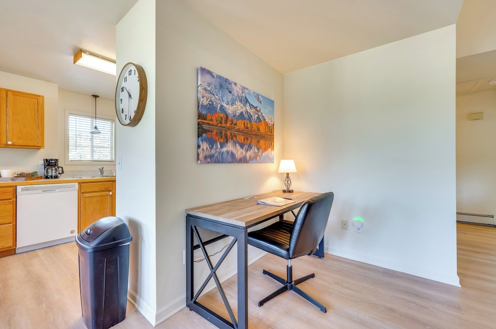 Walk to Downtown: Mountain-view Estes Escape