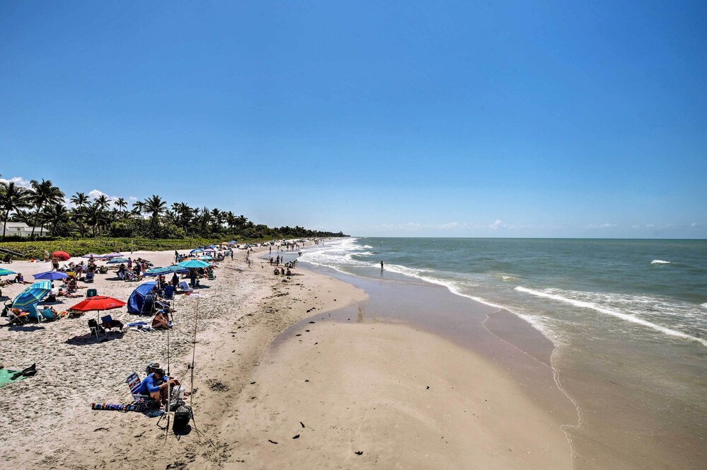 Upscale Naples Condo w/ Pool Access: Walk to Pier!