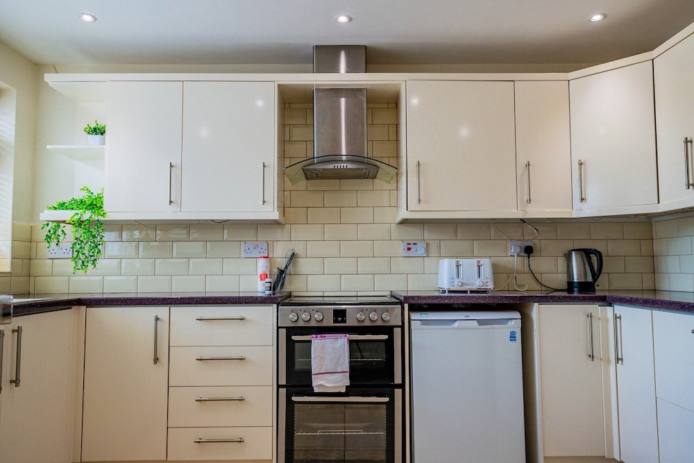 Host Stay Manfield Avenue