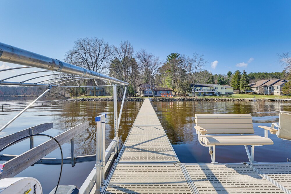 Lake Wisconsin Retreat w/ Dock: Great for Groups!