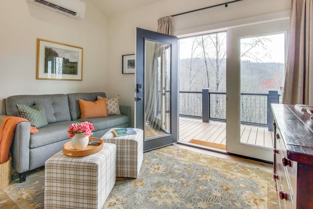 Modern Mountain-view Gem w/ Deck in Glenville