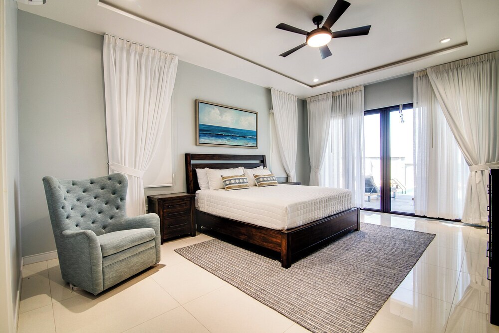 Luxury Oceanfront Villa Fully Staffed