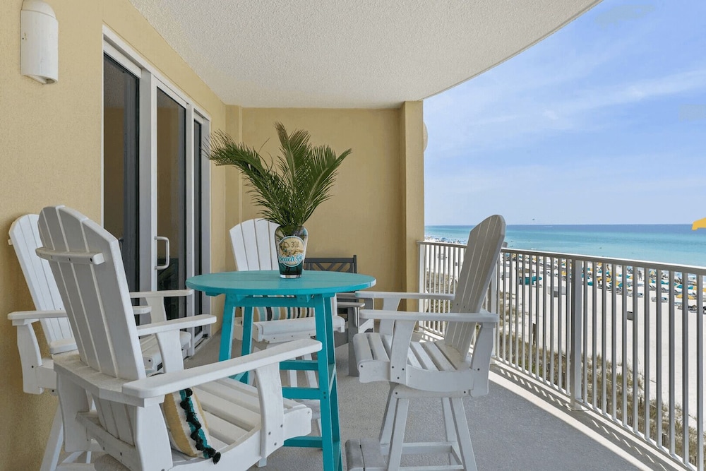 Beach Breeze by Avantstay Beachfront, Beach Chairs Included, 2 Pools!