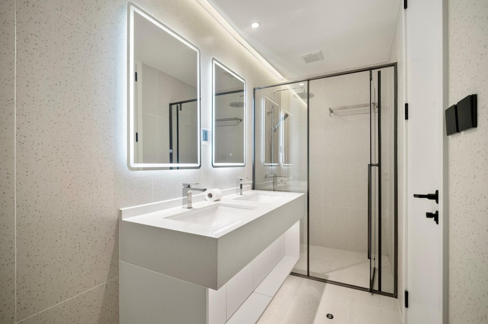 Premier Kora 3-bedroom Apartment E333 Beachfront